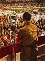 Adolf Hitler spricht anlässlich des Reichstagswahlkampfes am 24. Juli 1932 in Bochum (Nordrhein-Westfalen). Zigarettensammelbild. Hoffmann kooperierte seit 1933 mit dem Reemtsma-Konzern und lieferte das Bildmaterial für mehrere Sammelalben von Zigarettenbildern mit NS-Propaganda. Durch die seit den 1920ern weit verbreiteten Sammelalben erreichten Hoffmanns Zigarettenbilder Millionenauflagen. (Bayerische Staatsbibliothek, Bildarchiv hoff-7296)