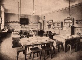 Die Schulküche in der Volksschule an der Alfonsstraße in München (aus: Bayerischer Architekten- und Ingenieurverein [Hg.], München und seine Bauten, München 1912, 628)