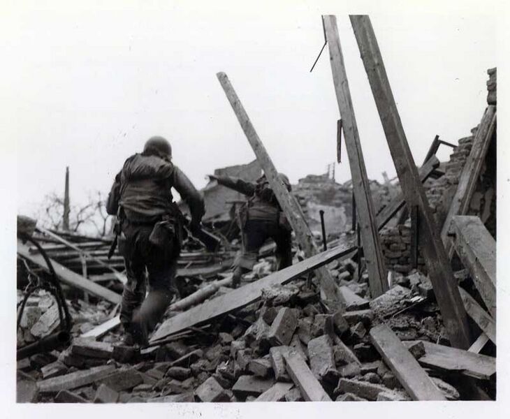 Datei:US Soldaten Schweinheim 1945.jpg