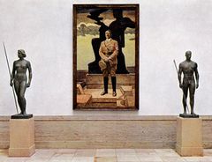 Gemälde "Porträt des Führers" von Fritz Erler sowie die Plastiken "Amazone" von Paul Scheurle und "Wettkämpfer" von Alfred Sachs. Fotografie von Heinrich Hoffmann bei der "Großen Deutschen Kunstausstellung" 16. Juli - 15. Oktober 1939. (Bayerische Staatsbibliothek, Bildarchiv hoff-26230)