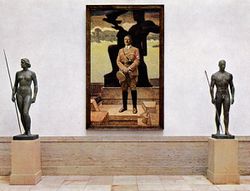 Gemälde "Porträt des Führers" von Fritz Erler sowie die Plastiken "Amazone" von Paul Scheurle und "Wettkämpfer" von Alfred Sachs. Fotografie von Heinrich Hoffmann bei der "Großen Deutschen Kunstausstellung" 16. Juli - 15. Oktober 1939. (Bayerische Staatsbibliothek, Bildarchiv hoff-26230)