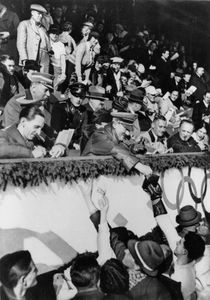 Joseph Goebbels (li.) und Adolf Hitler bei den Olympischen Winterspielen 1936. Fotografie von Heinrich Hoffmann. (Bayerische Staatsbibliothek, Bildarchiv hoff-12312)