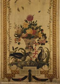 Wandbemalung im Kabinett aus dem Münchner Tattenbach-Palais. Die Wandbespannungen des Kabinetts kamen 1951 aus dem Besitz der Kunsthandels-Firma Otto Bernheimer (1877-1960) im Tausch gegen 35 Skulpturen an das Bayerische Nationalmuseum (© Bayerisches Nationalmuseum München, Foto: Karl-Michael Vetters).