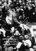 Hitler in der Menschenmenge beim Reichsparteitag in Nürnberg im August 1929. Postkarte von Heinrich Hoffmann mit dem ironischen Zusatz "Der Vielgehasste". Hoffmanns Postkarte war Teil der NS-Propaganda, die Hitler seit 1929 gezielt als volksnahen, umjubelten Politiker darstellte. (Bayerische Staatsbibliothek, Bildarchiv hoff-6868)