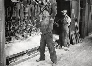 Rationalisierung der Produktion in den 1950er Jahren. Zeigt dieses Bild noch zwei Arbeiter beim "Abstoßen" per Hand (Bayerisches Wirtschaftsarchiv) ...
