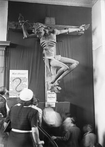 Ausstellungsbesucher vor dem "Kruzifixus" (ausgestellt als "Christus") von Ludwig Gies (1887-1966), Juli 1937. Foto: Kurt Huhle. (Stadtarchiv München, DE-1992-FS-NS-00173)