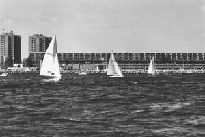 Im von 1969 bis 1972 errichteten Olympiazentrum im Kieler Ortsteil Schilksee fanden während der Sommerspiele 16 Segelwettbewerbe statt. (Bayerische Staatsbibliothek, Bildarchiv rie-000088)