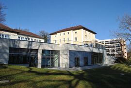 Hangseitige Ansicht des Hörsaalkomplexes, 2011. (Foto: Akademie für Politische Bildung Tutzing)