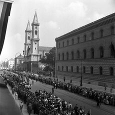 Der Trauerzug durch die Ludwigstraße. (Fotografie von Georg Fruhstorfer (1915-2003), Bayerische Staatsbibliothek Bildarchiv fruh-11970)