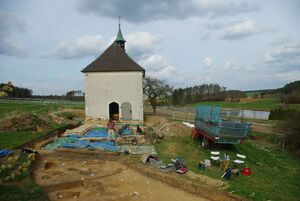 Schmalnohe (Lkr. Amberg-Sulzbach), ehem. Kirche St. Martin (heute St. Otto). Blick auf die Grabungen im Umfeld der Kirche 2016. (Fotografie von Mathias Hensch, Uelzen)