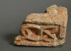 Fragment eines Flechtbandsteines, vermutlich vom Sockel einer Chorschranke. Fundort: Eichstätt, 8. Jahrhundert. (Domschatz- und Diözesanmuseum Eichstätt)