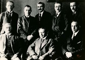 Das Kabinett der Regierung der Autonomen Pfalz unter Adolf Bley (1874-1951; untere Reihe Mitte, sitzend) auf einer Aufnahme vom 22.1.1924. Stehend 2. v. r. Josef Schmitz-Epper, ganz rechts Georg Kunz (1888-1942). (Stadtarchiv Speyer Bildnr. 001295)