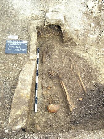 Abb. 12: Starnberg, St. Benedikt, Tuffplattengrab des 7. Jahrhunderts. (Foto: Chr. Later, Bayerisches Landesamt für Denkmalpflege)