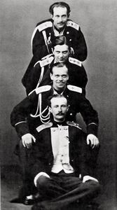 Gruppenporträt, um 1863: (von oben nach unten) Herzog Nikolaus von Leuchtenberg (1843-1891, Enkel Zar Nikolaus I.), Großfürst Wladimir Alexandrowitsch (1847-1909, Sohn von Zar Alexander II.), Zarewitsch Alexander Alexandrowitsch (der spätere Alexander III.), Prinz Albert von Sachsen-Altenburg (1843-1902). (Gemeinfrei via Wikimedia Commons)