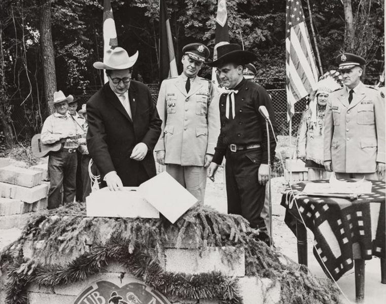 Datei:Cowboy club münchen grundsteinlegung.jpg