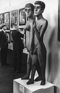 Ernst Ludwig Kirchners Skulptur "Das Paar", Raum 3 im Obergeschoß, Juli 1937. Foto: Wilhelm Nortz (geb. 1902). (Stadtarchiv München, DE-1992-FS-NS-00072)