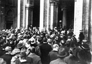 Gustav von Kahr (1862-1934) in einer Menschenmenge vor der Regierung von Oberbayern während des Ersten Landesschießens der bayerischen Einwohnerwehren 1920. Foto von Heinrich Hofmann (1885-1957). (Bayerische Staatsbibliothek, Bildarchiv hoff-5587)