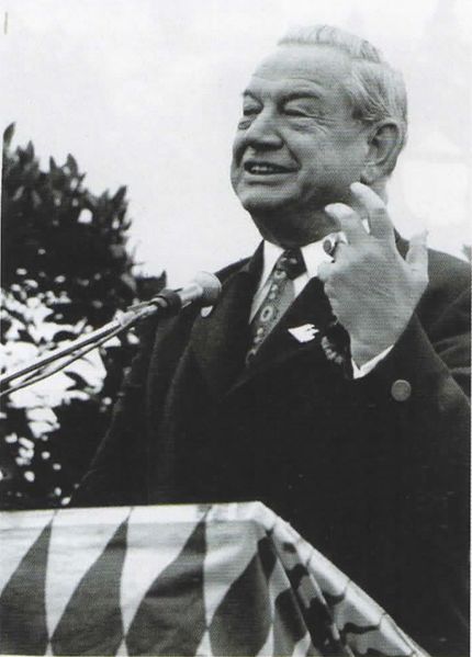 Datei:Alfons Goppel 150 Jahre Konstitutionssaeule.jpg