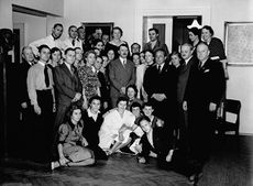 Adolf Hitler besucht den Verlag Heinrich Hoffmann am 1. Juli 1939. Foto mit den Mitarbeitern und Heinrich Hoffmann. (Bayerische Staatsbibliothek, Bildarchiv hoff-26110)