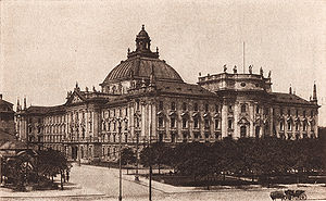 In München hatte das Sondergericht seinen Sitz im Justizpalast. (Abb. aus: Bayerischer Architekten- und Ingenieurverein (Hrsg.): München und seine Bauten, 468. (Bayerische Staatsbibliothek, 4 Bavar. 3234 g-1)