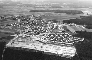 Die Luftbildaufnahme von Leerstetten von 1971 zeigt die Vergrößerung des Dorfes durch den Bau der Reihenhaussiedlung. (Marktgemeinde Schwanstetten und Nostalgie Luftbildarchiv, Erlen Hillerich, Raversbeuren)