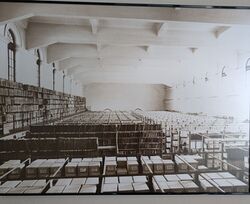 Staatsarchiv Neuburg a.d. Donau im Schloss Neuburg, Blick in den "Oberen Saal" vor 1989. (Foto: Friedrich Kaeß, aus: Das Staatsarchiv wächst. Einblicke in die Geschichte und die Aufgaben des Staatsarchivs Augsburg anlässlich der Einweihung des Magazinneubaus, München 2016.)