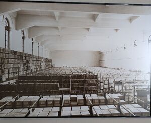 Staatsarchiv Neuburg a.d. Donau im Schloss Neuburg, Blick in den "Oberen Saal" vor 1989. (Foto: Friedrich Kaeß, aus: Das Staatsarchiv wächst. Einblicke in die Geschichte und die Aufgaben des Staatsarchivs Augsburg anlässlich der Einweihung des Magazinneubaus. München 2016, Seite 19.)