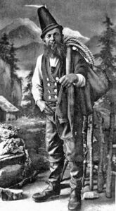 Flößer aus der Tölzer Gegend, um 1900. Hüftlange Lederstiefel schützten im Wasser vor Nässe. Postkarte um 1907. (Bildarchiv Karl Filser)