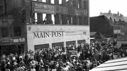 Das noch von Kriegsschäden gezeichnete Verlagsgebäude der Main-Post in der Plattnerstraße, 1949. Foto: Walter Röder. (Main-Post)