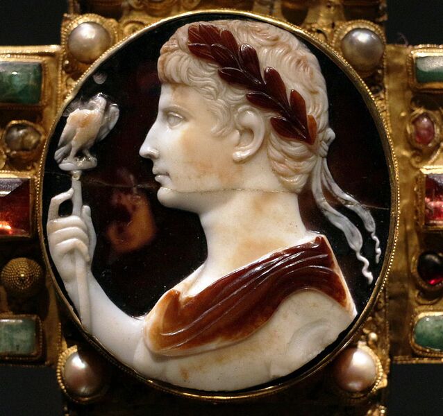 Datei:Augustus-Kameo Lotharkreuz.jpg