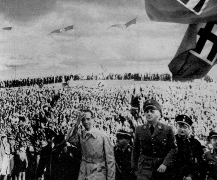 Datei:Goebbels Einweihung Thingplatz Halle.jpg