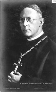 Kardinal Dr. Adolf Bertram (1859-1945). (Foto vom Bundesarchiv lizensiert durch CC BY-SA 3.0 DE via Wikimedia Commons)