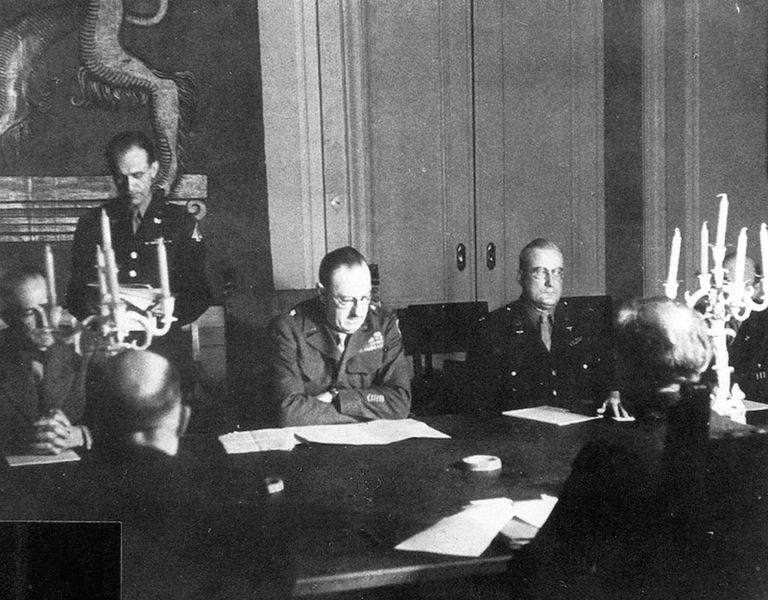 Datei:Konferenz Hoegner OMGB 1946.jpg