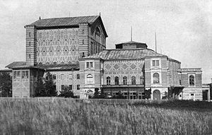 Ansicht der Westseite des Festspielhauses ("Richard-Wagner-Theater") um 1895. (Bayerische Staatsbibliothek, Bildarchiv port-003479)