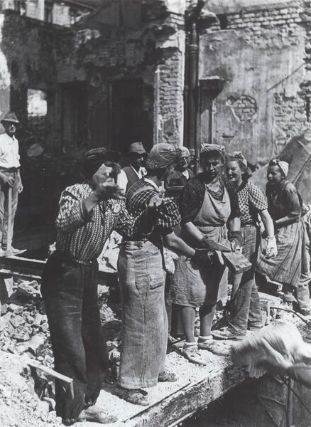 Datei:Truemmerfrauen b.jpg