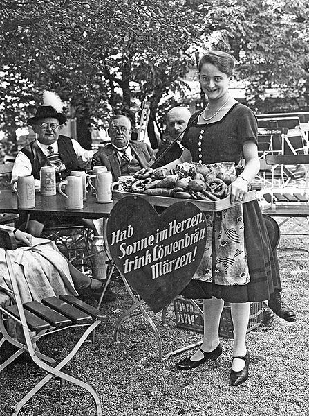 Datei:Loewenbraeu Biergarten.jpg