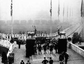 Ankunft von Ehrengästen vor Schloss Nymphenburg anlässlich der Feierlichkeiten zur Eröffnung des Deutschen Jagdmuseums am 16. Oktober 1938. Teil der pompös inszenierten Eröffnung war die Präsentation historischer Kostüme im Kontext höfischer Jagden sowie ein Festzug unter dem Titel "1000 Jahre Jagd und 1000 Jahre Tracht". (Bayerische Staatsbibliothek, Bildarchiv hoff-38793)