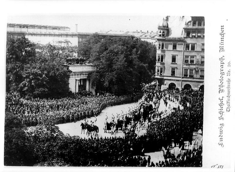 Datei:Leichenzug Ludwig II Lenbachplatz.jpg