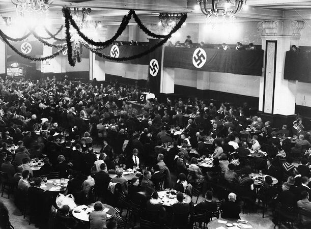 Veranstaltung der NSDAP am 3. März 1934, Blick in den vollbesetzten Saal. (Bayerische Staatsbibliothek, Bildarchiv hoff-8891)
