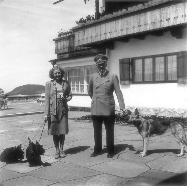 Datei:Braun Hitler Berghof.jpg