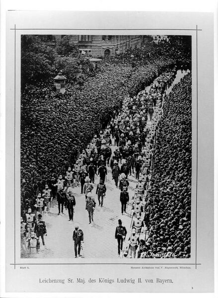 Datei:Leichenzug Ludwig II Karlsplatz II.jpg