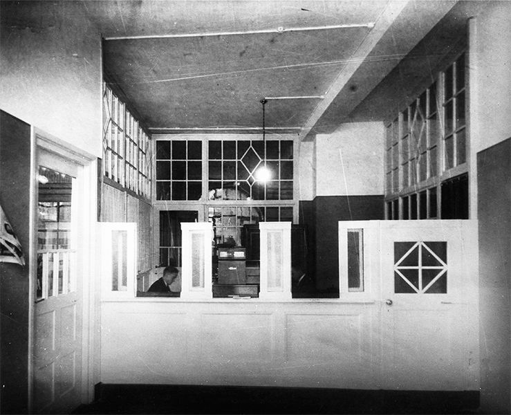 Datei:Schalterraum Verlagsgebäude Franz Eher Verlag.jpg