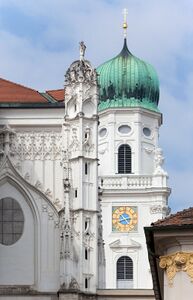Im Vordergrund das Stephanstürmchen, erbaut zwischen 1485 und 1490. (Fotografie: Dionys Asenkerschbaumer, auch in: Möseneder, Karl: Der Dom zu Passau, Regensburg 2015, 39)