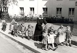"Kinderstüble" in Neuendettelsau, 1940 durch Babette Stöcker gegründet, 1950er Jahre. (Archiv der Diakonie Neuendettelsau)