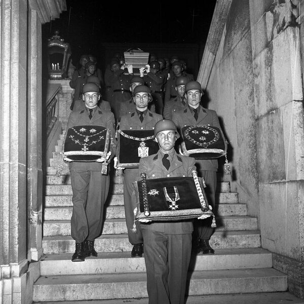 Datei:Beisetzung Rupprecht BSB fruh 11980.jpg