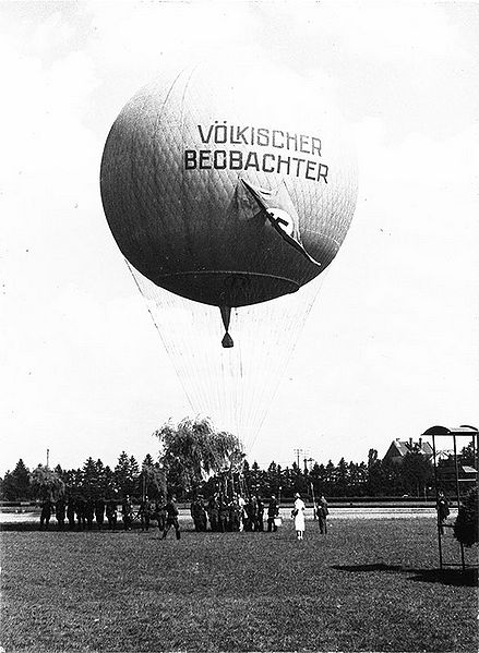 Datei:Werbeballon Voelkischer Beobachter 1938.jpg