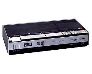 Der Videorekorder "VR 2000" aus dem Jahr 1971 gehörte zur den ersten Geräten, die auch Farbaufnahmen anfertigen konnten. Das Gerät nutzte den von Grundig und Philipps 1971 entwickelten Video-Standard "VCR" ("Video Cassette Recording"). (Foto: Grundig Intermedia GmbH)