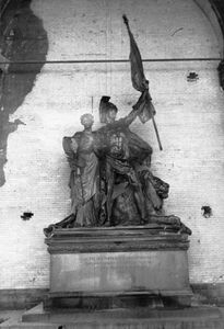 Ansicht des Armeedenkmals mit Bombenschaden. Fotografie von Tino Walz, 1945. (Bayerische Staatsbibliothek, Bildarchiv walz-0698)
