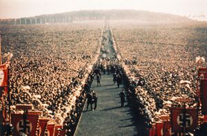 NS-Reichserntedankfest auf dem Bückeberg (Niedersachsen) am 3. Oktober 1937. Das von Albert Speer (NSDAP, 1905-1981) gestaltete Festgelände hatte ebenfalls Einfluss auf die Gestaltung der Thingspielstätten. (Bayerische Staatsbibliothek, Bildarchiv hoff-16134)