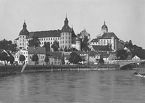 Das Neuburger Schloss wurde dem Wittelsbacher Ausgleichsfonds zugesprochen. Für Wohnzwecke nicht genutzt, verkaufte es der Fonds 1939 an die Heeresverwaltung (später: Bundesvermögensverwaltung), von der es 1970 der Freistaat Bayern erwarb. Foto von 1935. (Bayerische Staatsbibliothek, Bildarchiv port-015657)